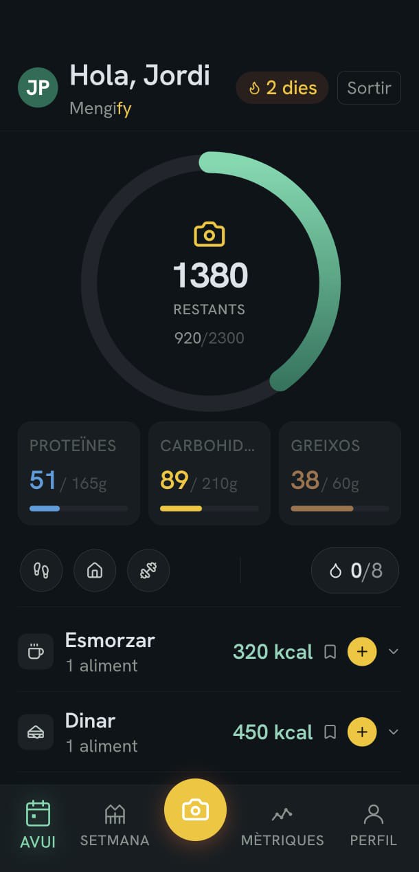 Panel diario de Mengify con el círculo de calorías restantes y los macros del día